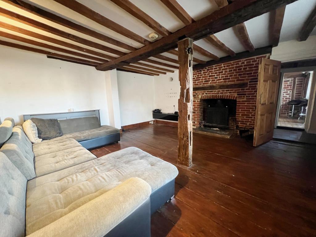 Lot: 15 - A CHARMING AND CHARACTERFUL COTTAGE LOCATED IN THE HISTORIC VILLAGE OF ST. OSYTH - Lounge with fireplace